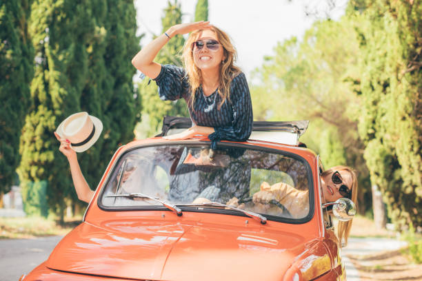 tres chicas mejores amigas disfrutando de viaje de verano en toscana con coche vintage rojo - italy summer florence italy tuscany fotografías e imágenes de stock