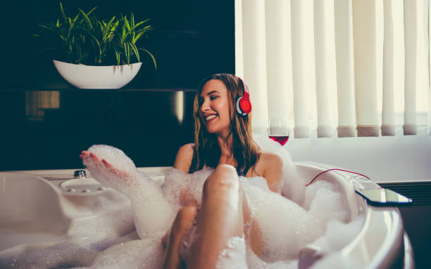 młoda kobieta relaksująca się w wannie - water bubbles audio zdjęcia i obrazy z banku zdjęć