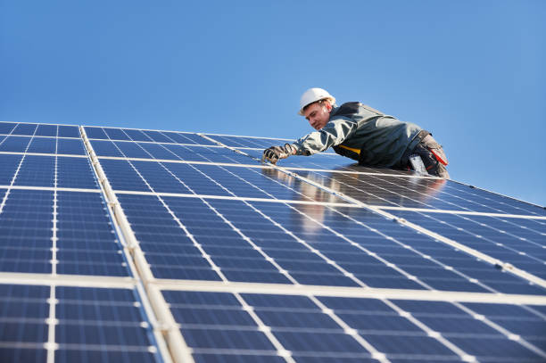 solar installer working under beautiful blue sky. - solar panel engineer solar power station solar energy imagens e fotografias de stock