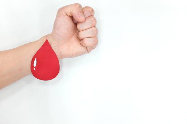 donación de sangre y concepto del día mundial del donante de sangre. manos con una gota de sangre. fondo blanco. - blood blood donation blood cell drop fotografías e imágenes de stock