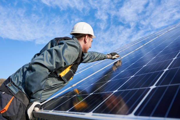 operaio in piedi a terra cercando di fissare insieme le batterie solari, installando il processo - solar power station sun panel energy foto e immagini stock