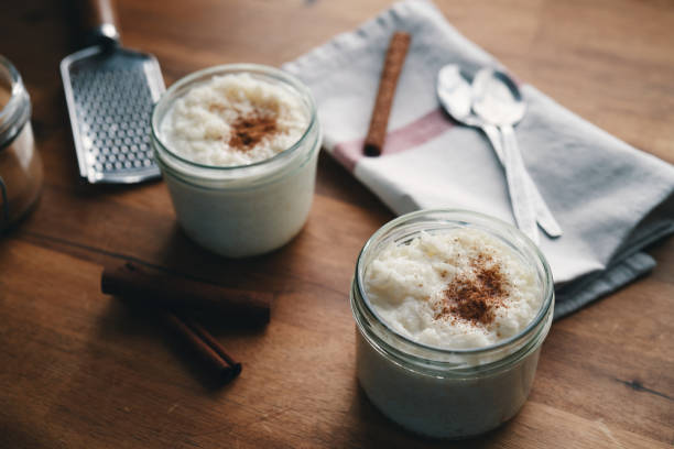 rice pudding arroz con leche - rice pudding fotografías e imágenes de stock