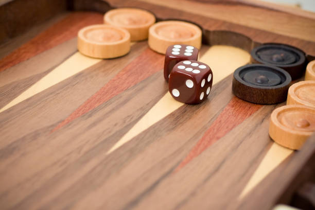 нарды с кубиками и чипсами - backgammon board game leisure games strategy стоковые фото и изображения