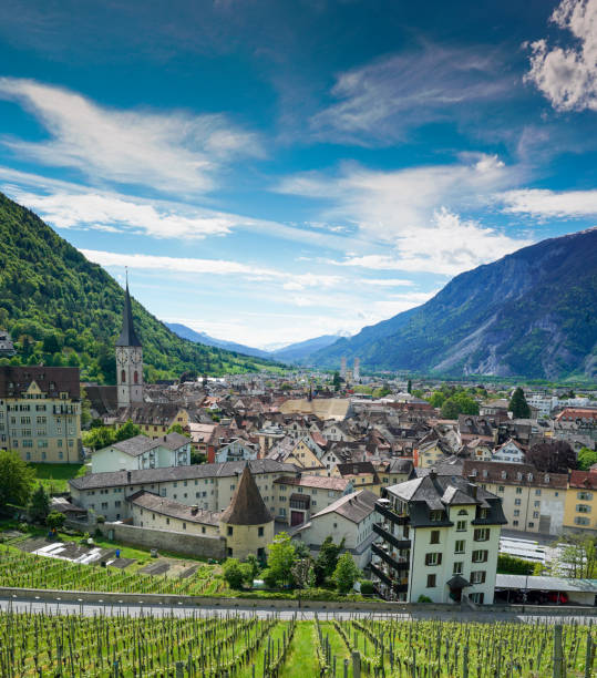 vista da cidade velha de chur na suíça - chur - fotografias e filmes do acervo