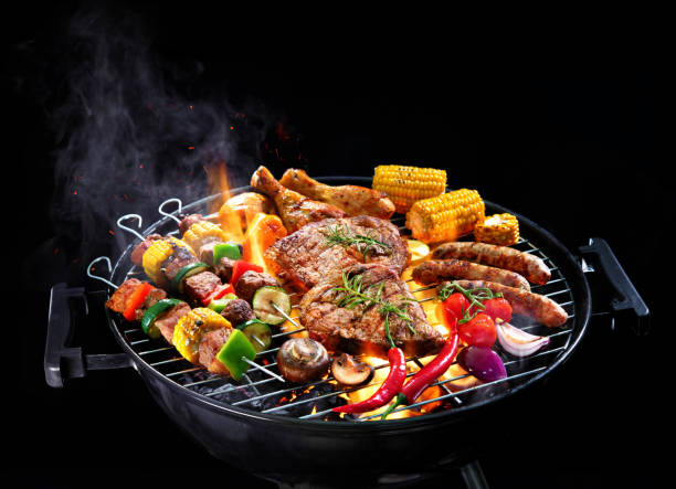 黒い背景に分離バーベキューに野菜とおいしいグリル肉の盛り合わせ - sausage bratwurst barbecue grill barbecue ストックフォトと画像