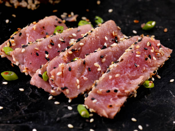 семена кунжута корка обмороженный ахи филе тунца - tuna steak grilled tuna food стоковые фото и изображения