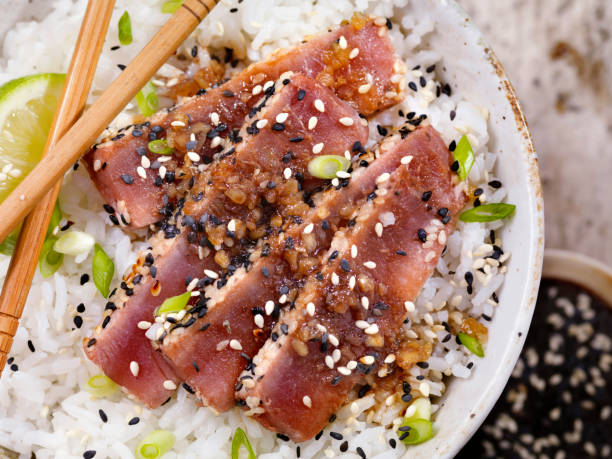 참깨 껍질을 벗긴 아히 참치 덮밥에 마늘, 생강, 간장 - tuna tuna steak raw freshness 뉴스 사진 이미지