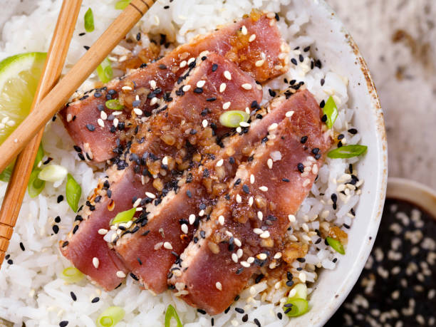 sesame seed crusted seared ahi tuna rice bowl with a garlic, ginger and soy sauce - tuna tuna steak raw freshness imagens e fotografias de stock