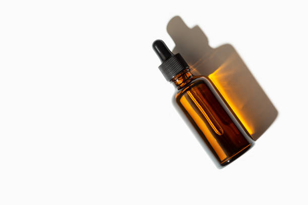 bouteille en verre d’huile essentielle ou de sérum - amber bottle photos et images de collection