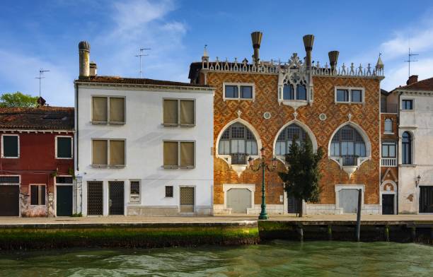 giudecca - una isla en la laguna veneciana - chimney lagoon island canal fotografías e imágenes de stock