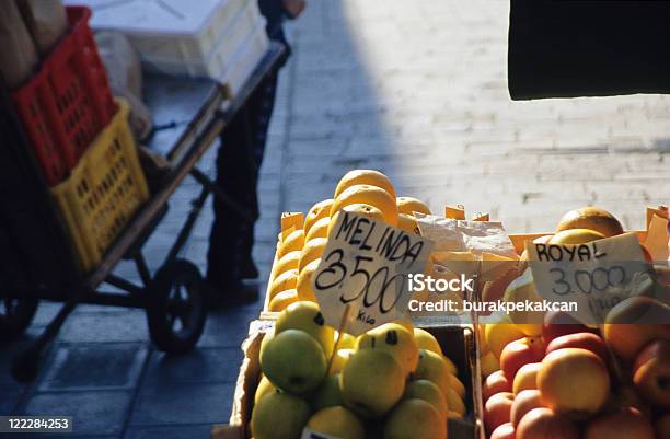 Frutas Em Uma Banca De Mercado Itália - Fotografias de stock e mais imagens de A caminho - A caminho, Abundância, Ao Ar Livre