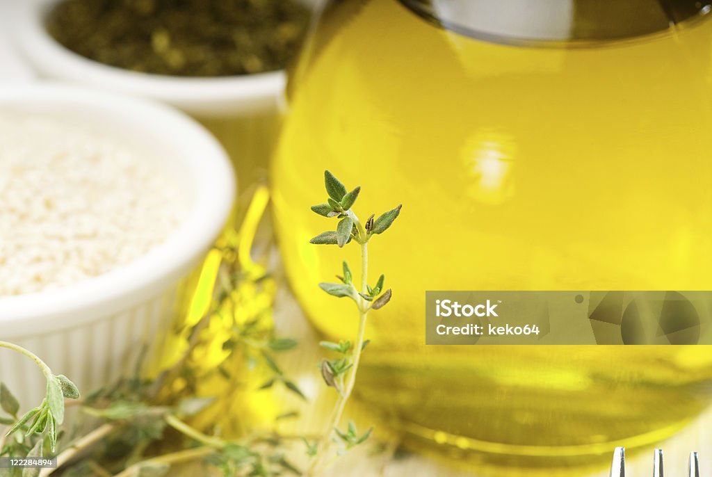 Aceite de oliva extra virgen y hierbas - Foto de stock de Zaatar - Especia libre de derechos