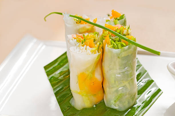 vietnamesische sommerrollen stil - rolled up rice food vietnamese cuisine stock-fotos und bilder