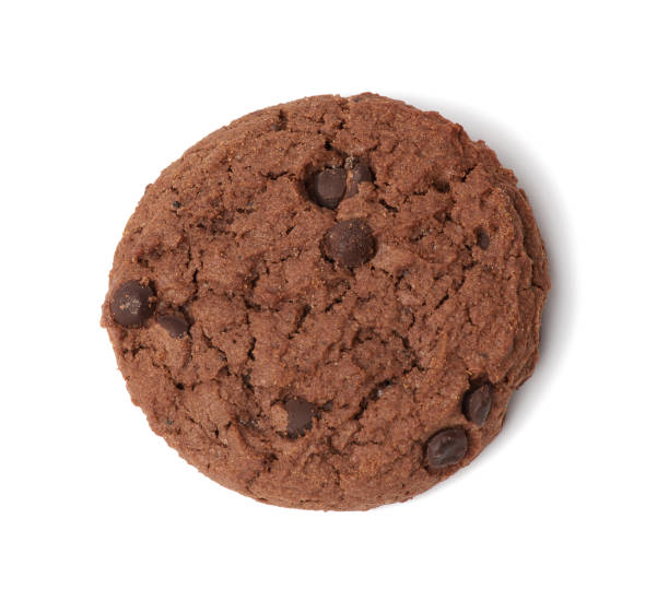 galleta de chocolate redondo al horno aislada sobre un fondo blanco - chocolate chip cookie bakery chocolate homemade fotografías e imágenes de stock