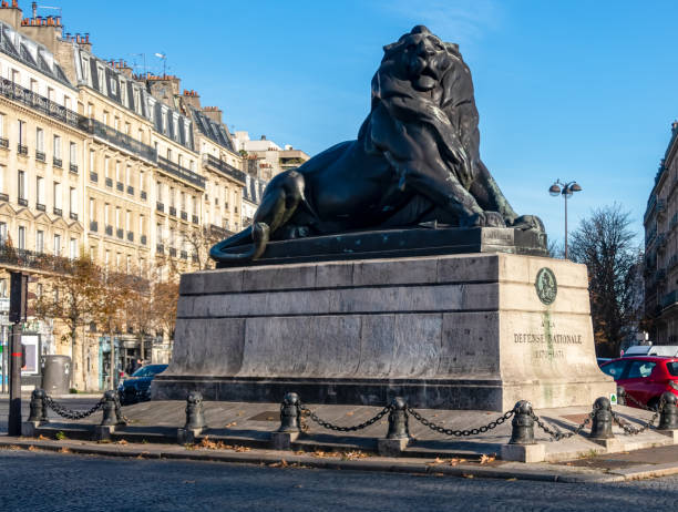статуя льва белфорта на площади денферт рошеро - париж - belfort стоковые фото и изображения