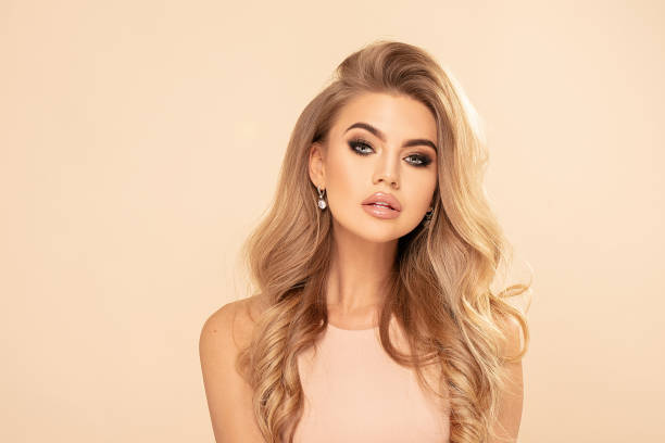 schönheit porträt der blonden kaukasischen frau. - lipstick russian ethnicity fashion model fashion stock-fotos und bilder