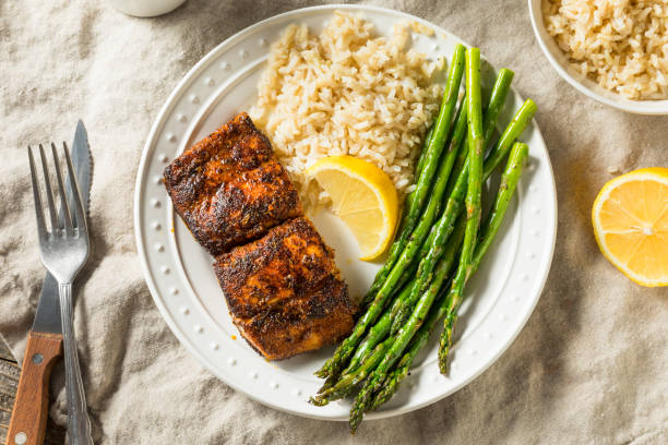 pescado blanco mahimahi ennegrecido casero - prepared fish dolphin fish halibut grilled fotografías e imágenes de stock