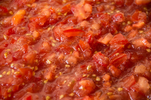 nahaufnahme gehackte tomaten, natürliche textur und hintergrund - fruit tomato vegetable full frame stock-fotos und bilder