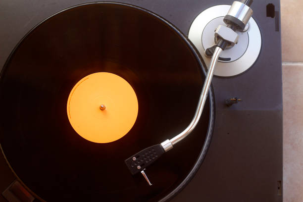 old vinyl record with clipping path. DJ Turntable with Vinyl Record, Playing, Top View old vinyl record with clipping path. DJ Turntable with Vinyl Record, Playing, Top View record player needle stock pictures, royalty-free photos & images