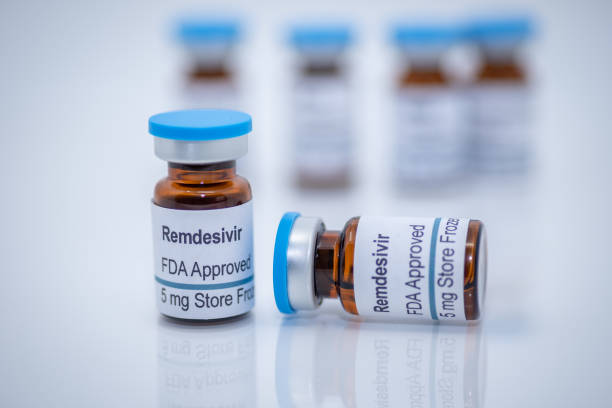 противовирусный препарат remdesivir fda одобрен для лечения нового коронавируса covid-19 - patient pill medicine and science container стоковые фото и изображения