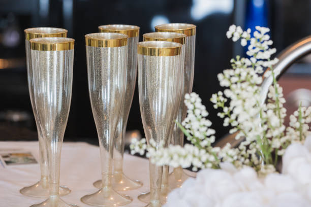 gold flecked champagne flutes at a bridal shower - champagne pink luxury table imagens e fotografias de stock
