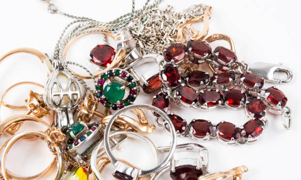 różne biżuterii na białym tle - costume jewelry zdjęcia i obrazy z banku zdjęć