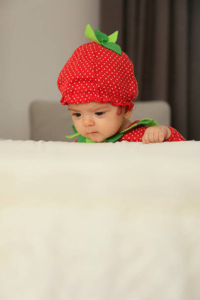 bambina vestita con abito fragola - well dressed front view looking at camera full length foto e immagini stock