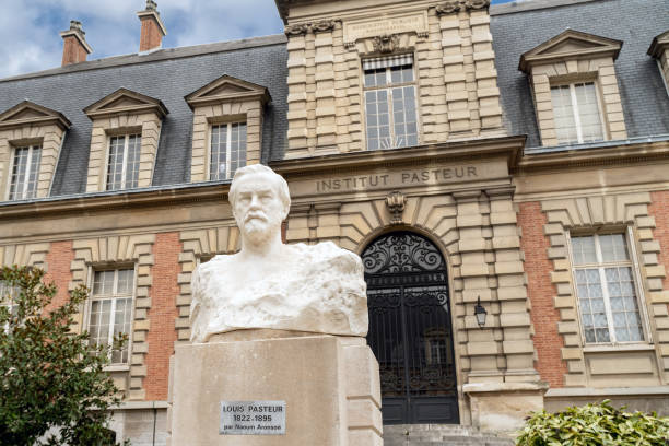 busto pasteur davanti all'istituto pasteur di parigi - brick european culture facade famous place foto e immagini stock