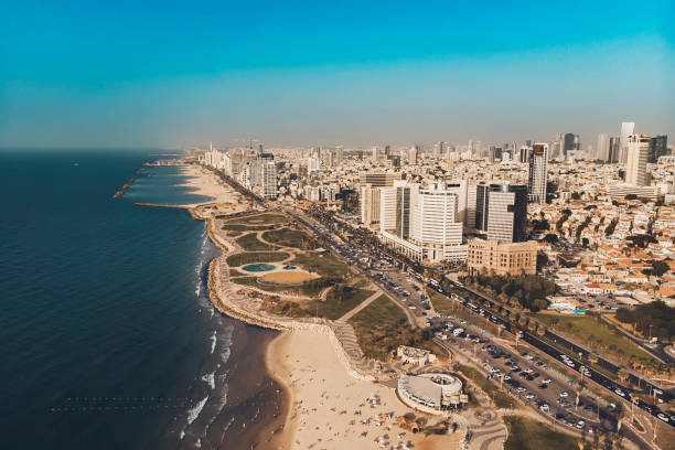 tel aviv skyline della riva del mar mediterraneo - immagine aerea panoramica - sea defence concrete foto e immagini stock