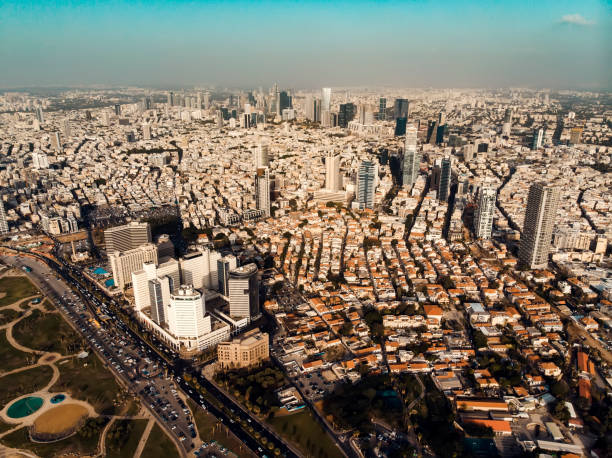 vue supérieure des gratte-ciel de tel aviv- la ville côtière d’israel au moyen-orient. vue panoramique des toits de la métropole moderne - tel aviv israel skyline traffic photos et images de collection