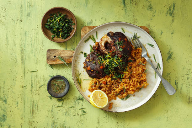 tradicional italiano osso buco com risoto de açafrão cremoso e gremolata - veal meat osso buco beef stew - fotografias e filmes do acervo