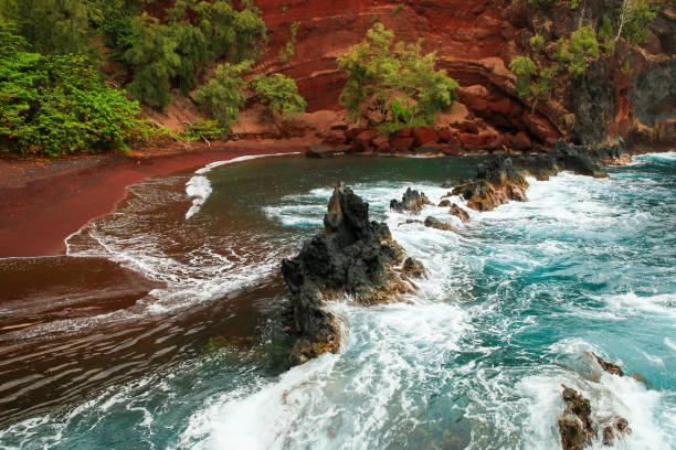 playa de arena roja de maui, hawái - hana fotografías e imágenes de stock