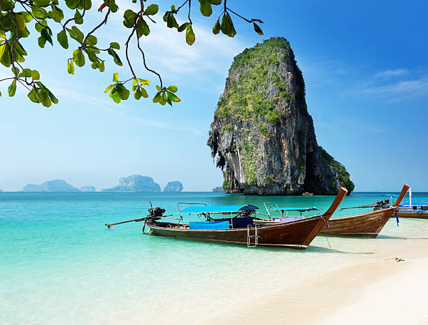 playa de railay en krabi tailandia - nautical vessel sky andaman sea beach fotografías e imágenes de stock