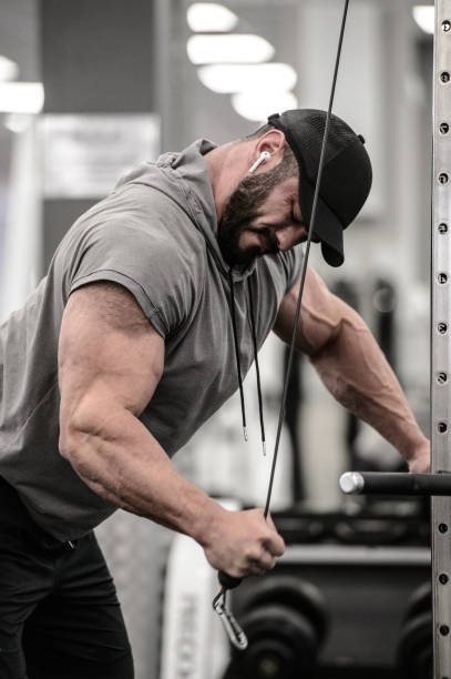 conceito de determinação do espírito humano de homem barbudo jovem puxando pesos pesados em ginásio de esportes para musculação em massa - muscular build audio - fotografias e filmes do acervo