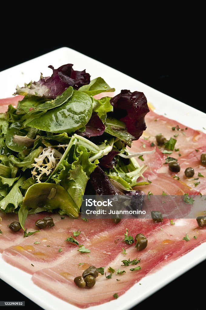 Cienkie plasterki carpaccio z tuńczyka - Zbiór zdjęć royalty-free (Antipasto)