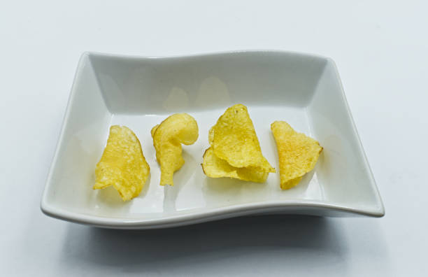patatine in ciotola, patatine fritte, isolate su bianco - potato chip foto e immagini stock