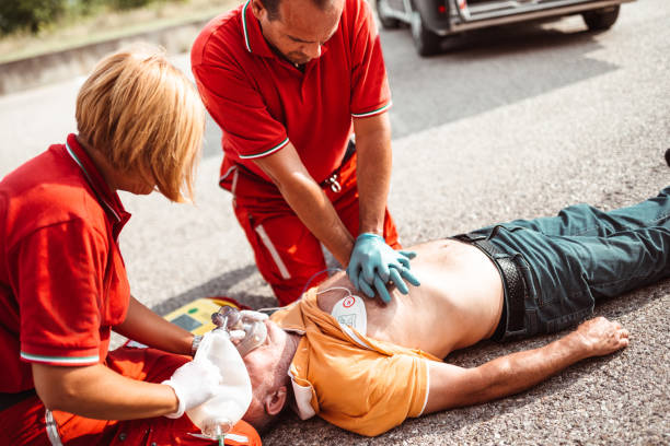 거리에서 심장 마비 - cpr first aid paramedic rescue 뉴스 사진 이미지