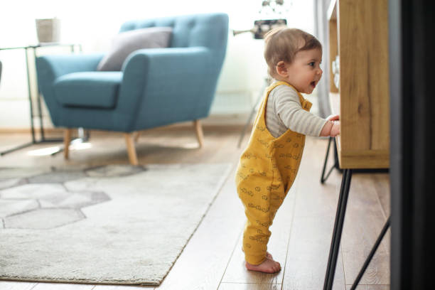 i primi passi del bambino - steps baby standing walking foto e immagini stock
