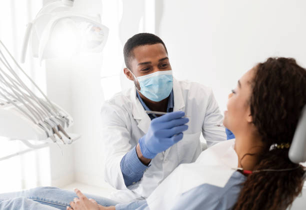 dentiste afro-américain faisant le traitement dans la clinique moderne - dental assistent photos et images de collection
