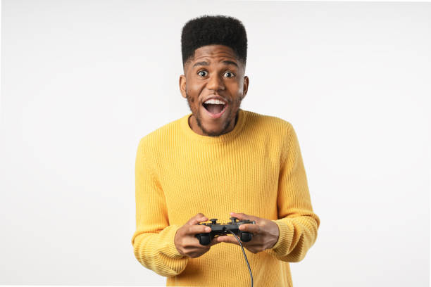 afro gracz człowiek gra w gry wideo za pomocą joysticka na odizolowanym białym tle - video game gamepad black isolated on white zdjęcia i obrazy z banku zdjęć