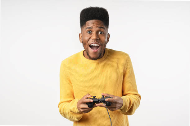 afro gamer homem jogando videogame usando joystick sobre fundo branco isolado - video game gamepad black isolated on white - fotografias e filmes do acervo