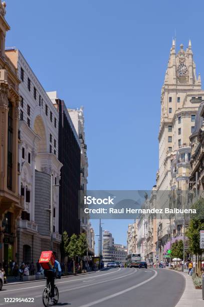 Gran Via Praktisch Verlassen Nur Ein Haus Lieferung Food Bike In Madrid Stockfoto und mehr Bilder von Abwesenheit