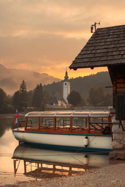 lancha elétrica para passeio turístico pelo lago bohinj na eslovênia - fog old stone bridge - fotografias e filmes do acervo