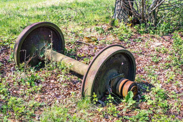 ruedas de tren oxidadas y abandonadas - train coal mining australia fotografías e imágenes de stock