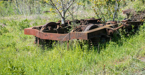 ruedas de tren oxidadas y abandonadas - train coal mining australia fotografías e imágenes de stock