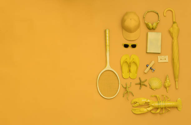 オレンジ色の背景にテニスラケットとビーチアクセサリー - tennis ball ball isolated sport ストックフォトと画像