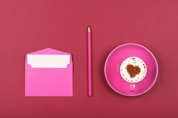 конверт с розовой бумажной буквой и кофейная чашка - note rose image saturated color стоковые фото и изображения