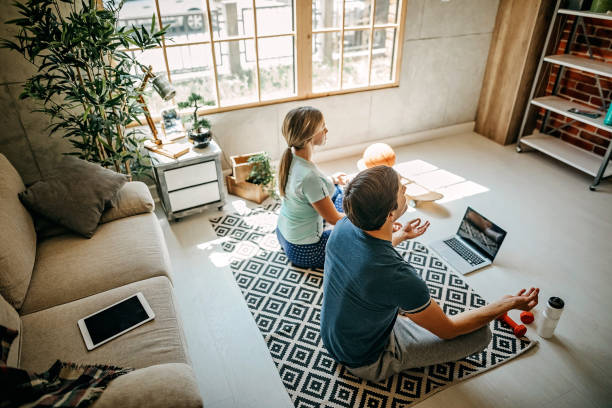 młoda para robi trening w domu - stretching boyfriend indoors lifestyles zdjęcia i obrazy z banku zdjęć