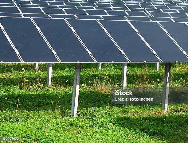 Solarzellen In Der Natur Stockfoto und mehr Bilder von Elektrizität - Elektrizität, Elektronisches Bauteil, Energieindustrie