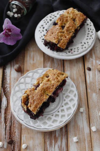 tarte aux baies mélangées, maison - bittersweet berry photos photos et images de collection